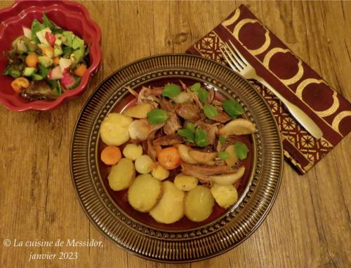 Pintade confite aux légumes d'hiver, poires caramélisées + de Messidor | Photo de Messidor