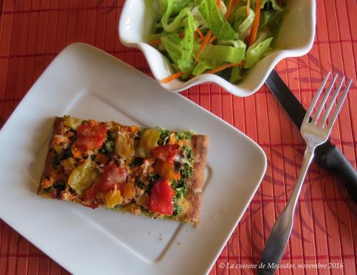 Pizza au pesto, au saumon et aux poivrons grillés de Messidor | Photo de Messidor