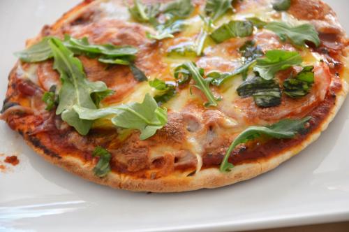 Pizza prosciutto, fromage et roquette de Mireille | Photo de Mireille