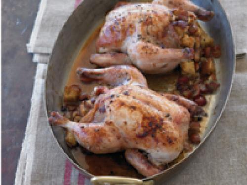 Poulets de cornouailles rôtis avec farce aux raisins épicés et aux amandes de Edition Nouvelles | Photo de Edition nouvelles