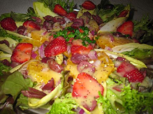 Salade aux endives, fraises, oranges, oignons, olives et autres laitues de Beaubarbu | Photo de Beaubarbu