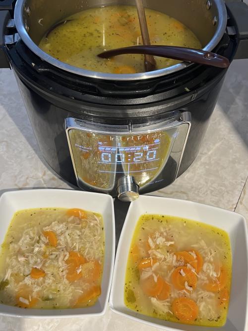 Soupe au poulet, riz et légumes avec cuisses de poulet à l'instant pot de Mireille | Photo de Mireille