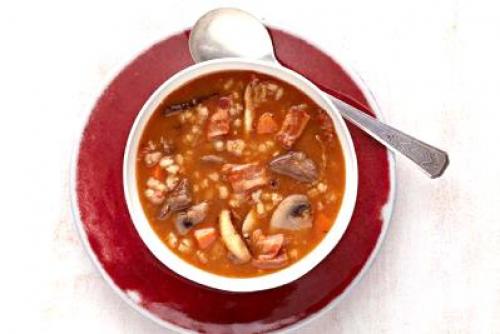 Soupe consistante au bœuf, à l'orge et aux champignons | Photo de PassionRecettes