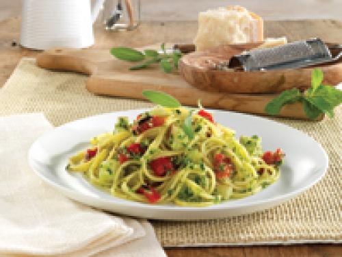 Spaghetti sans gluten avec pommes de terre en cubes, poivrons rouges rôtis et pesto aux herbes aromatiques de Edition Nouvelles | Photo de Edition nouvelles